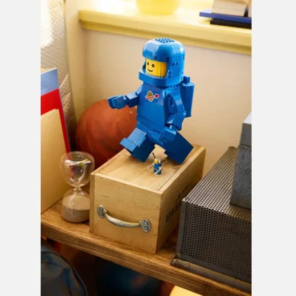 LEGO 40921 Up-Scaled Blue Astronaut Minifigure Brand New NIB in Hand - Picture 12 of 14